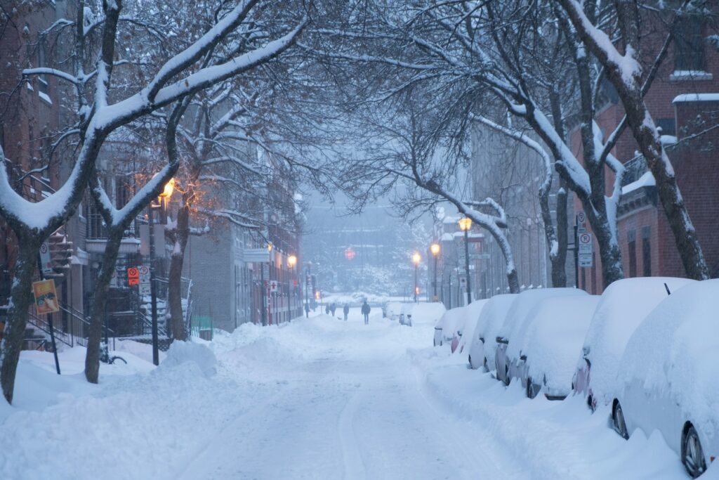 Rue de Montréal après une importante chute de neige en hiver
