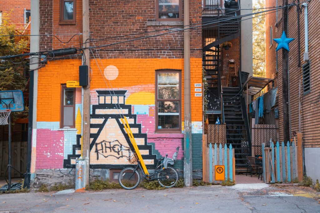 Rue résidentielle du Plateau à Montréal avec vélo et maison de quartier